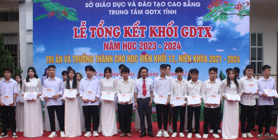 Lãnh đạo Trung tâm Giáo dục thường xuyên tỉnh khen thưởng học sinh đạt thành tích cao trong năm học 2023 - 2024.
