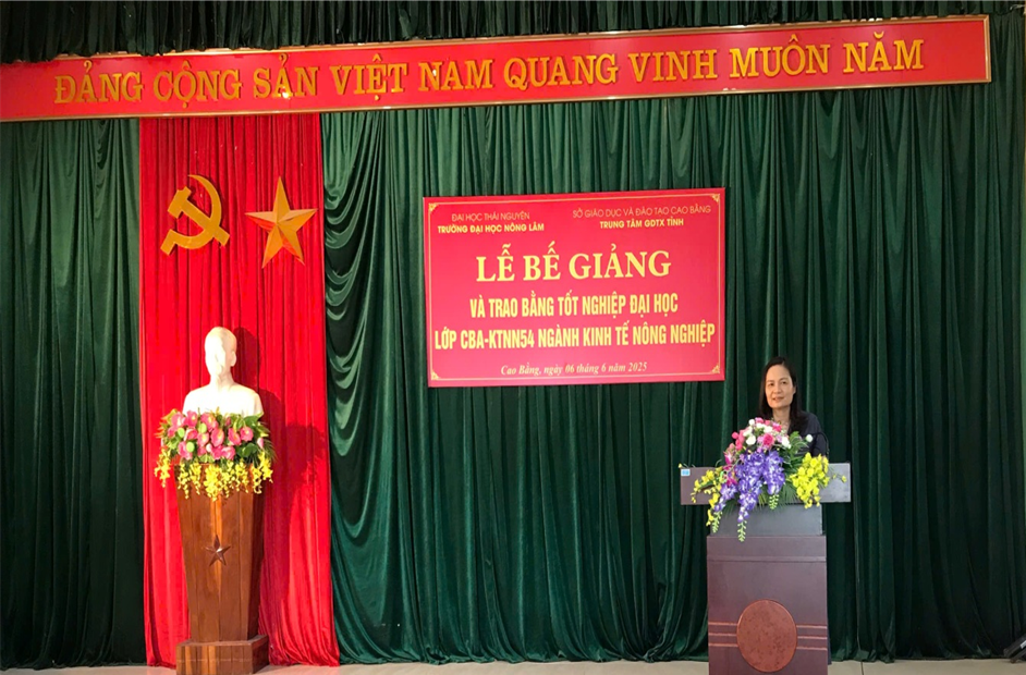 Trung tâm Giáo dục thường xuyên tỉnh Cao Bằng tổ chức Lễ bế giảng và trao bằng tốt nghiệp đại học lớp CBA-KTNN ngành Kinh tế nông nghiệp hệ vừa làm vừa học